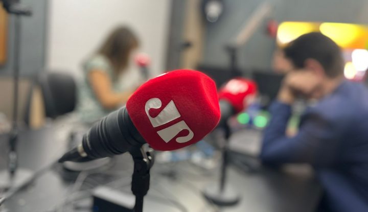 Um ano depois da estreia, Jovem Pan News cresce continuamente e conquista posições de liderança em Curitiba 